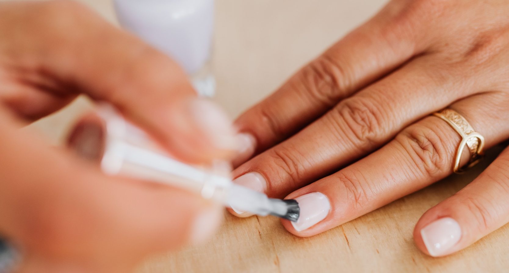 Met déze kleuren nagellak zien je handen er fris en verzorgd uit
