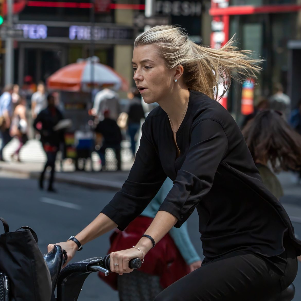 Haren in de wind op de fiets