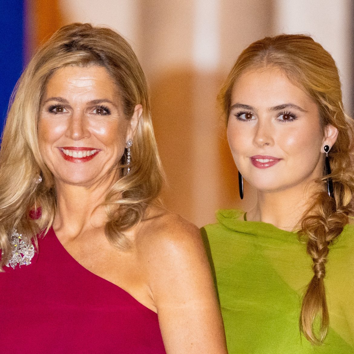 Máxima en Amalia bij het Raad van State diner