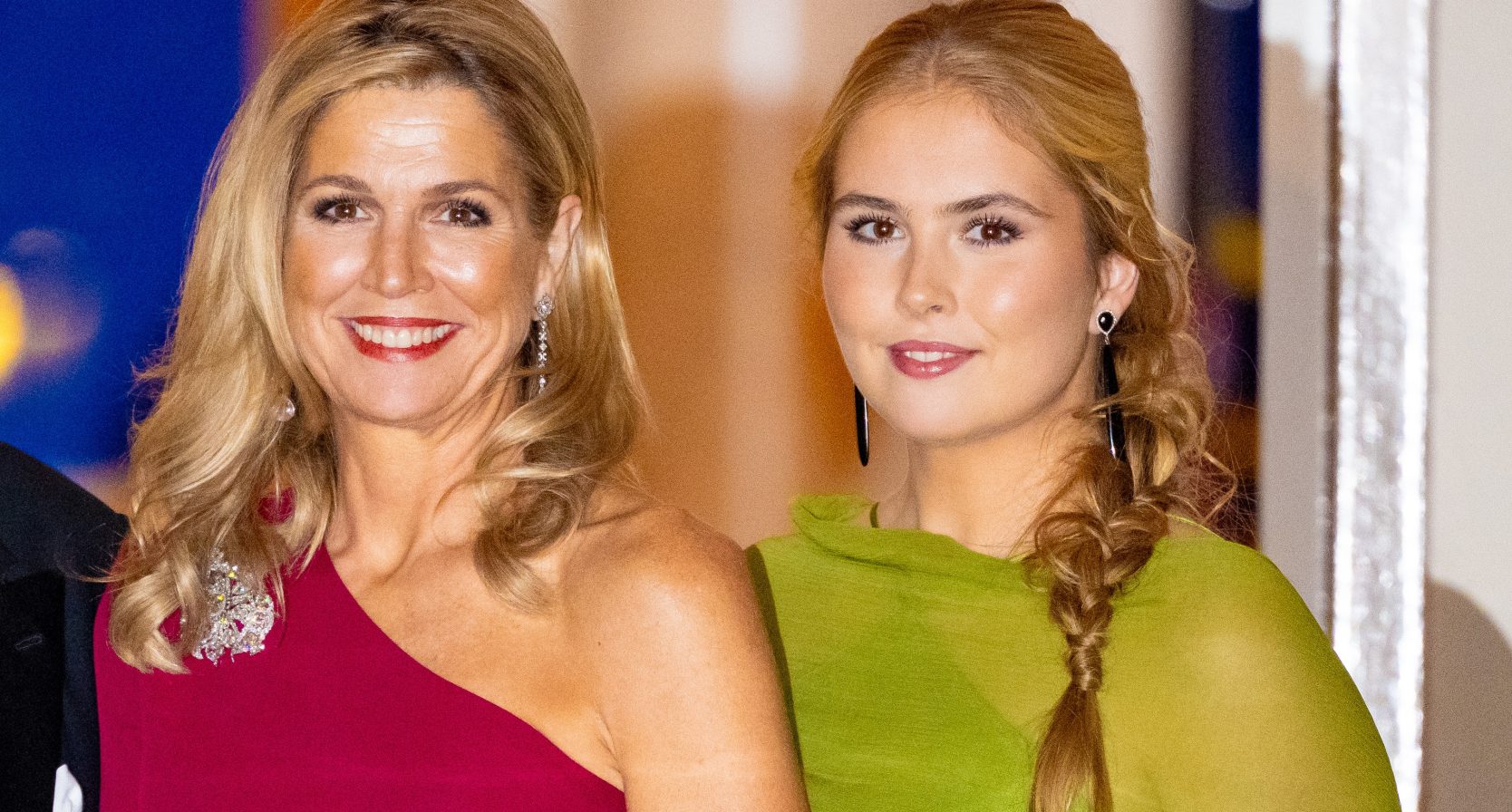 Máxima en Amalia bij het Raad van State diner