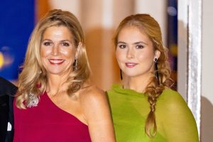 Thumbnail voor Dít dragen koningin Máxima en prinses Amalia tijdens het Raad van State diner