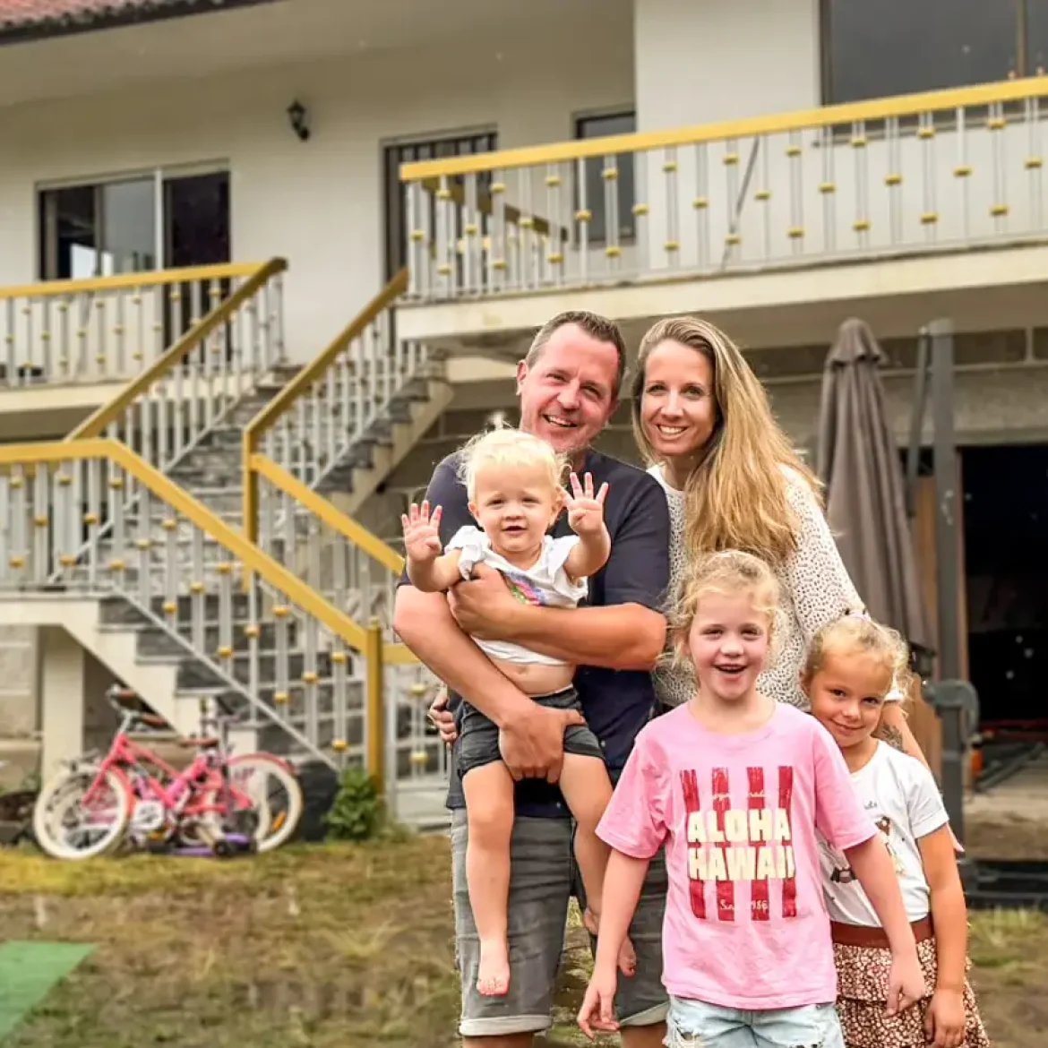 Patrick, Bianca en hun kinderen voor hun nieuwe woning in Portugal