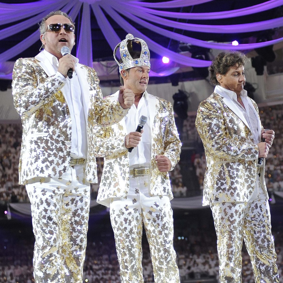 Gordon en de overige de Toppers op het podium in de ArenA