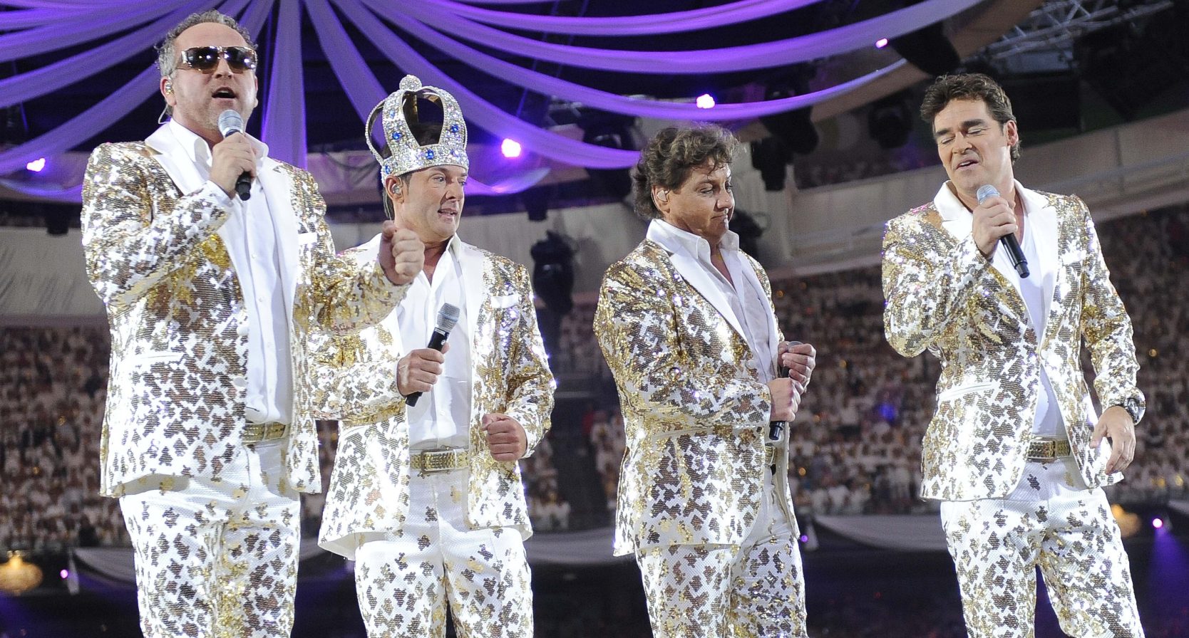 Gordon en de overige de Toppers op het podium in de ArenA
