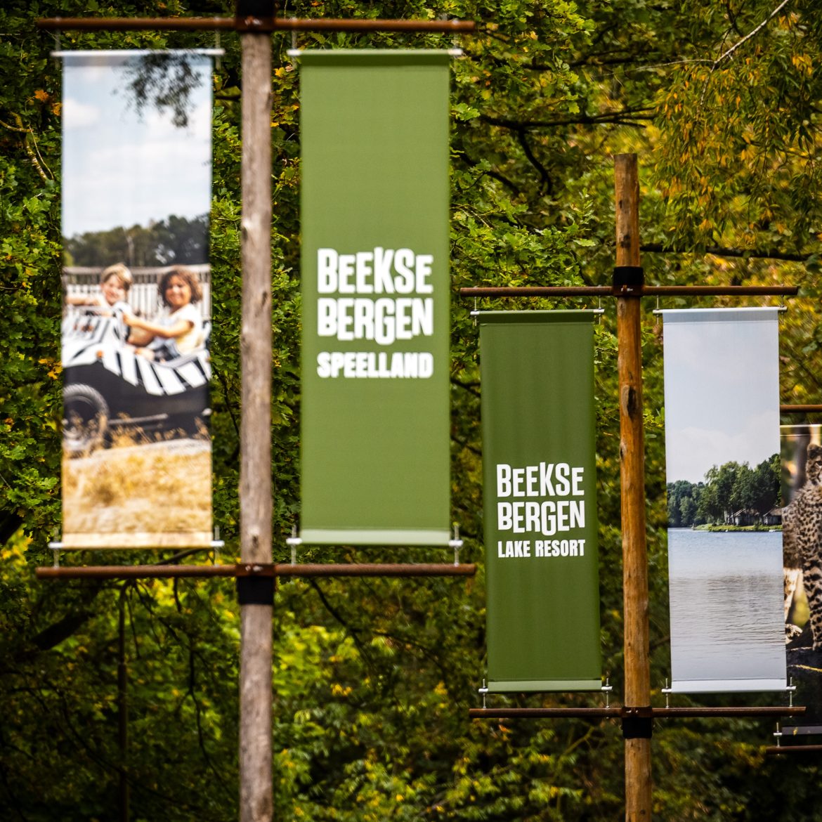Vlaggen van Beekse Bergen op het terrein van het safaripark