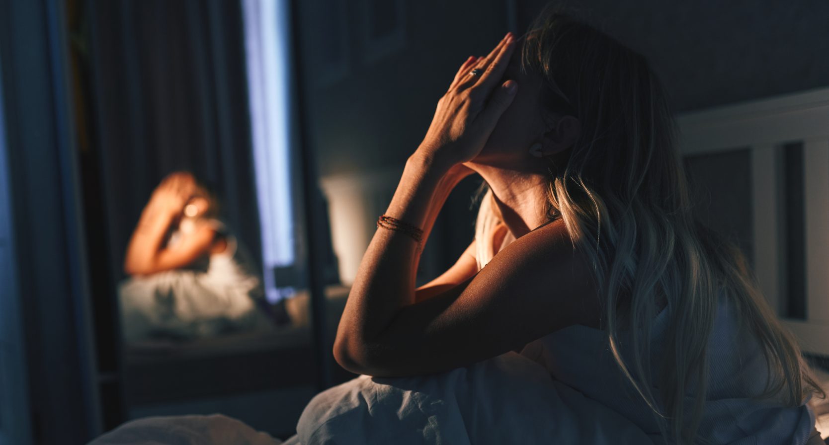 Vrouw zit rechtop in bed want haar buurman werkt 's nachts