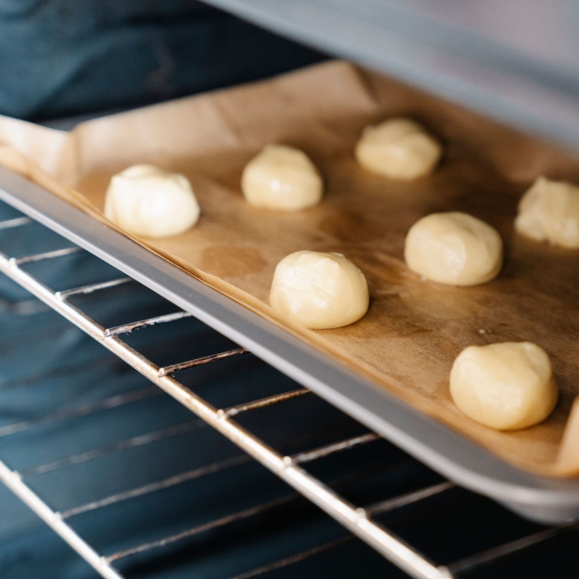 Close-up van koekjes op een bakplaat in de oven