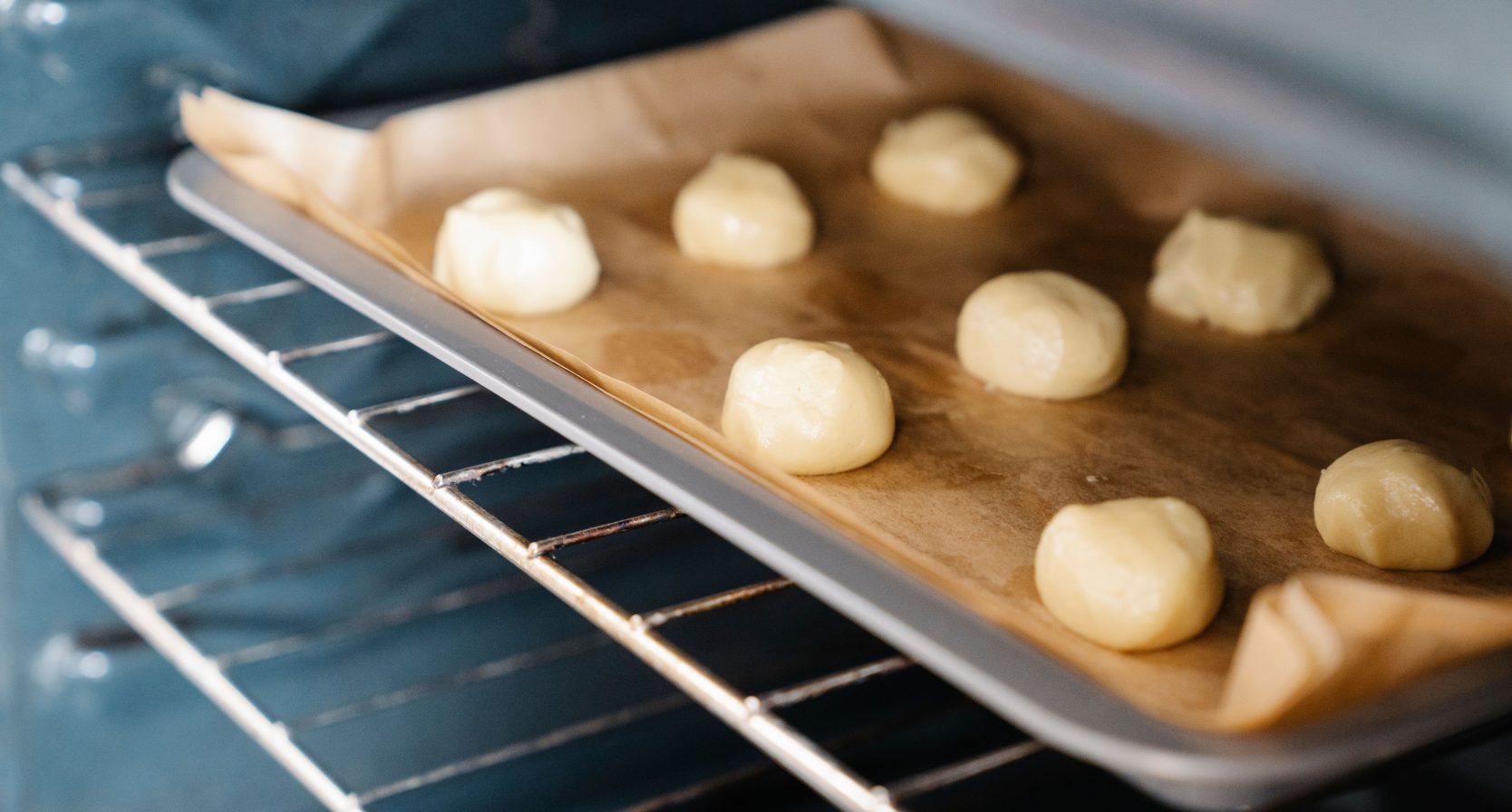 Close-up van koekjes op een bakplaat in de oven