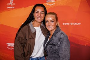Thumbnail voor Samantha Steenwijk is twintig jaar samen met Daisy en blikt terug met deze lieve foto's van vroeger