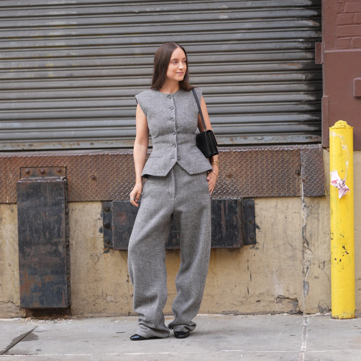 vrouw in grijze pantalon
