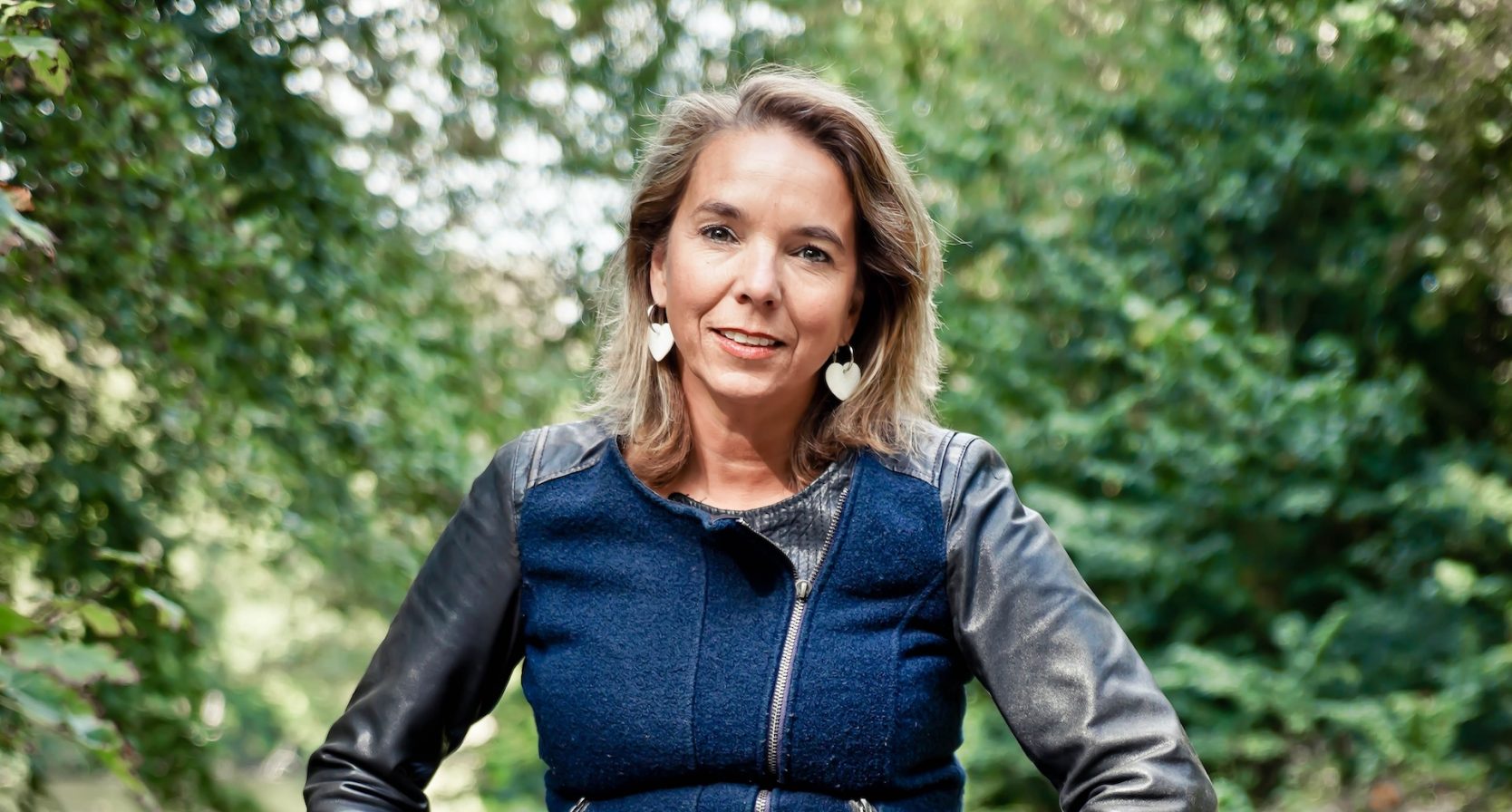 cornelie zittend op reling van brug