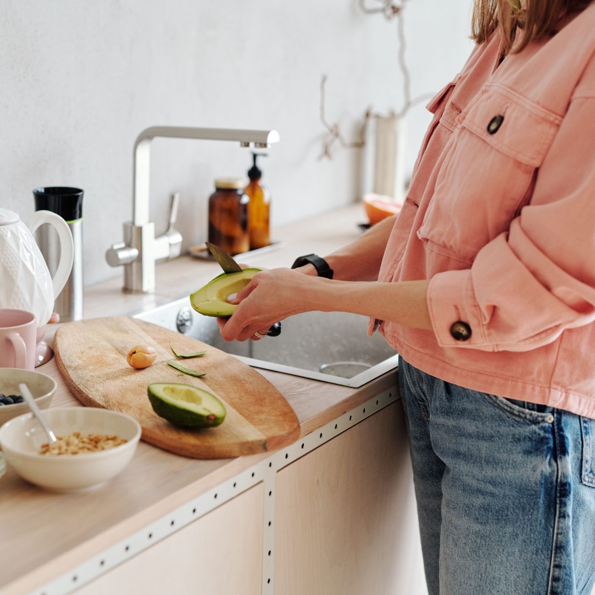 Avocado snijden op een houten snijplank