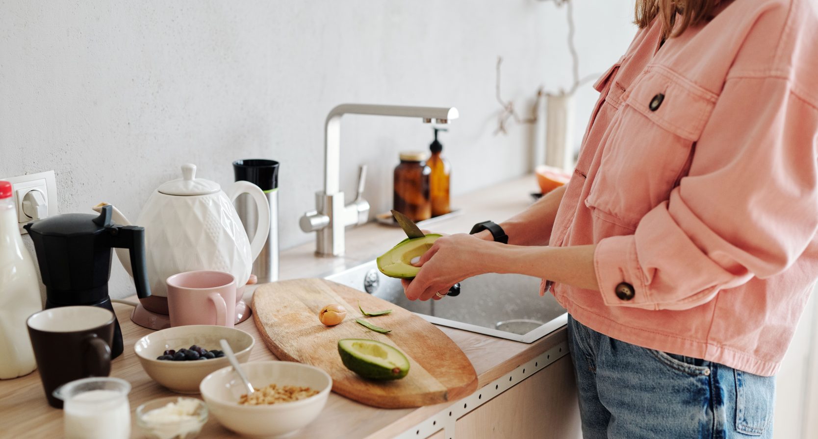 Avocado snijden op een houten snijplank