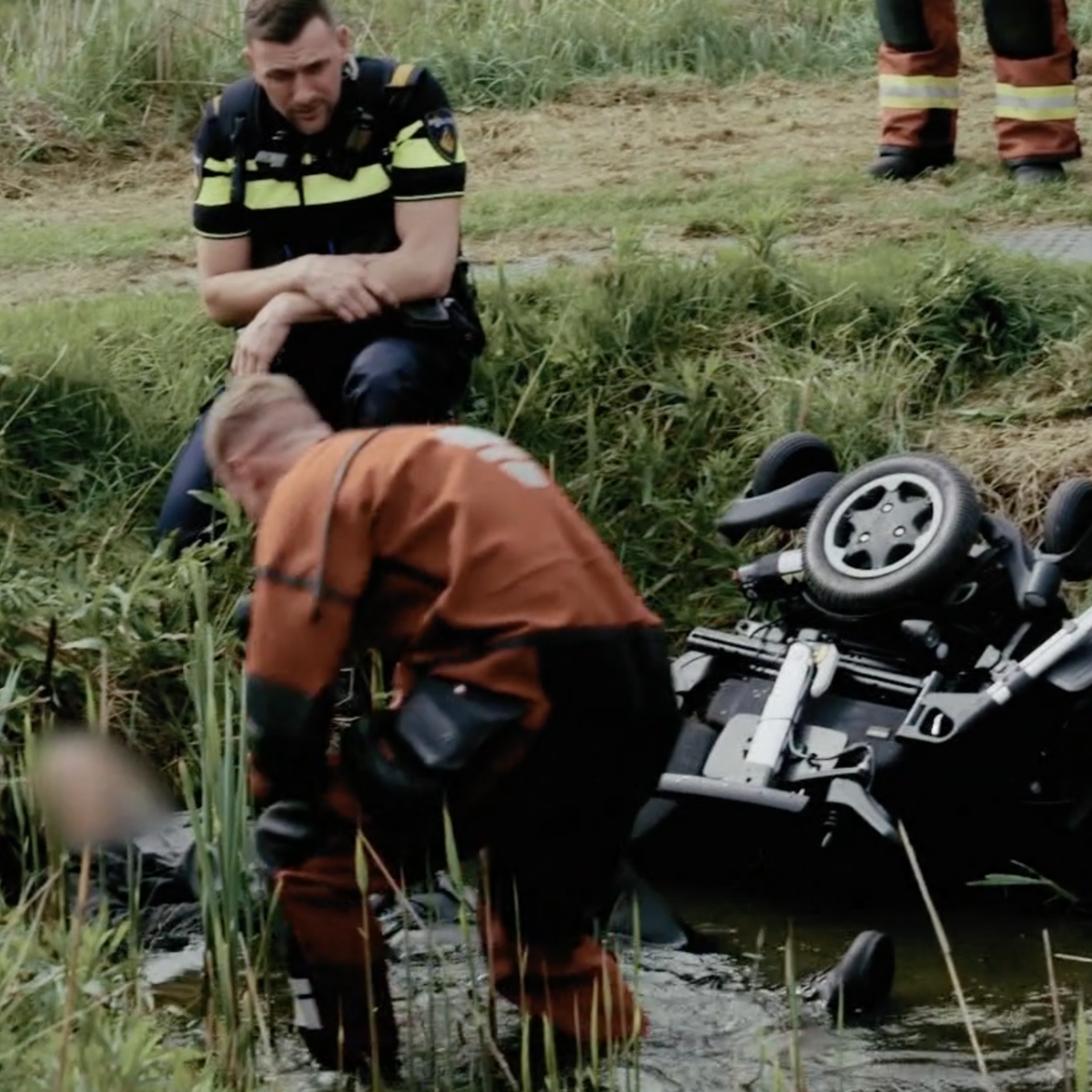 Ewout in bureau Groningen loopt mee met politie die man in sloot helpt