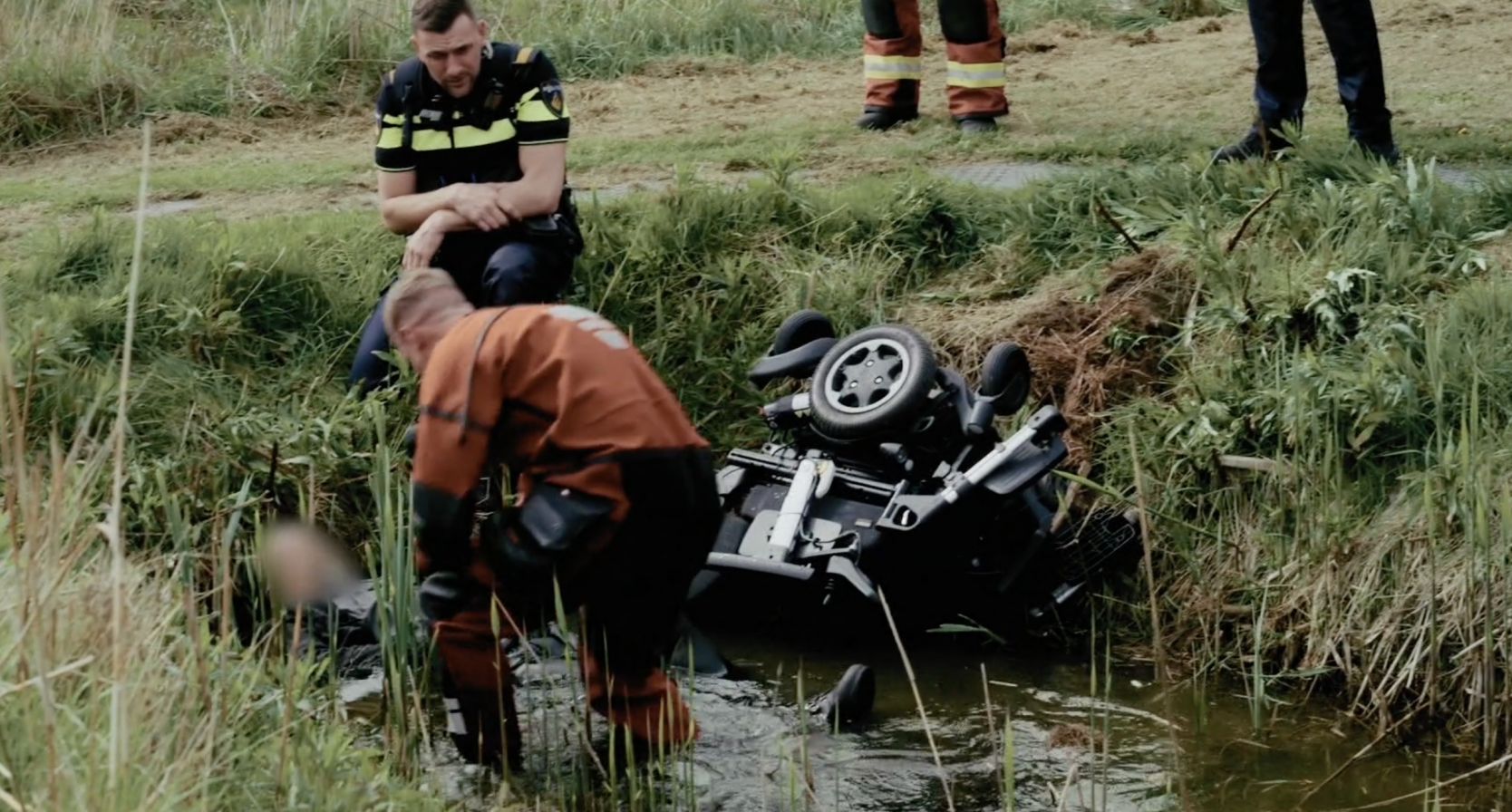 Ewout in bureau Groningen loopt mee met politie die man in sloot helpt
