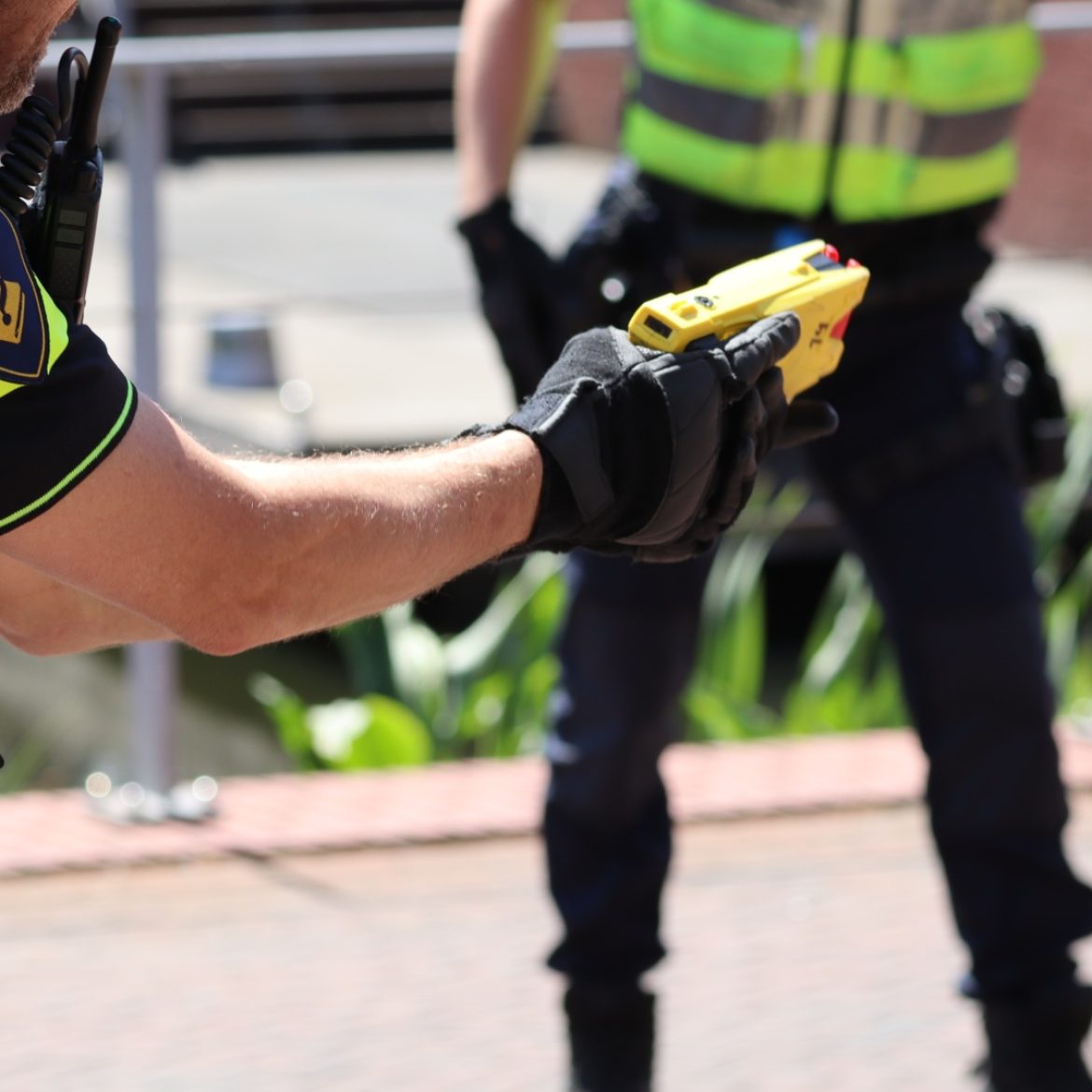 Pakketbezorger getaserd door politie na foutparkeren in Amsterdam