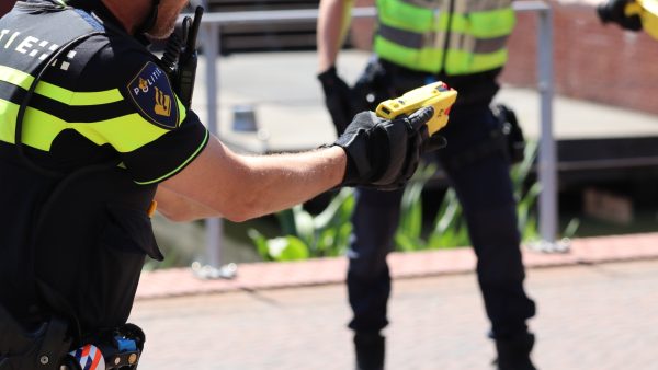 Pakketbezorger getaserd door politie na foutparkeren in Amsterdam