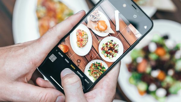 Foutje, bedankt: streamer ziet restaurantrekening oplopen tot duizenden euro's door kijkers