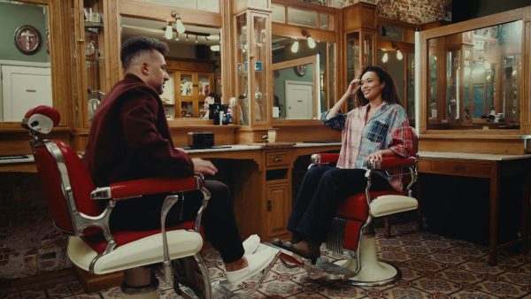 Özcan Akyol en Romy Monteiro praten over vader